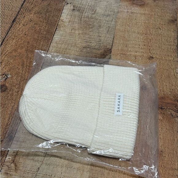 The Sakara Beanie new in package - Picture 3 of 4